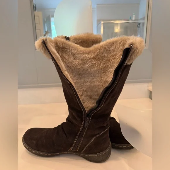 G.H. Bass & Co. Brown Suede Winter Boots with Cream Fur - Picture 5 of 8